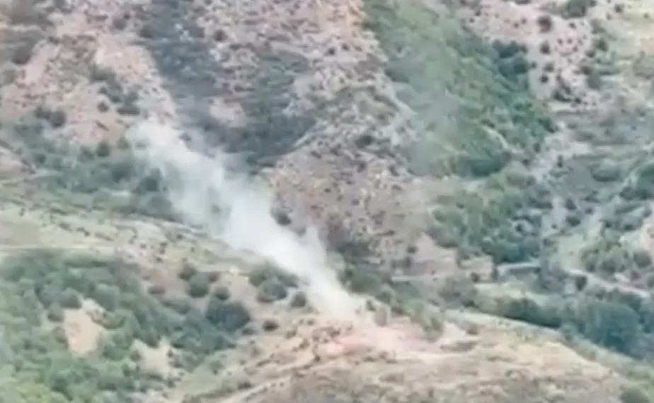 Дым поднимается после обстрела армянских позиций в Карабахе. 19 сентября 2023 года. Скриншот видео: Stringer / Anadolu Agency via Getty Images