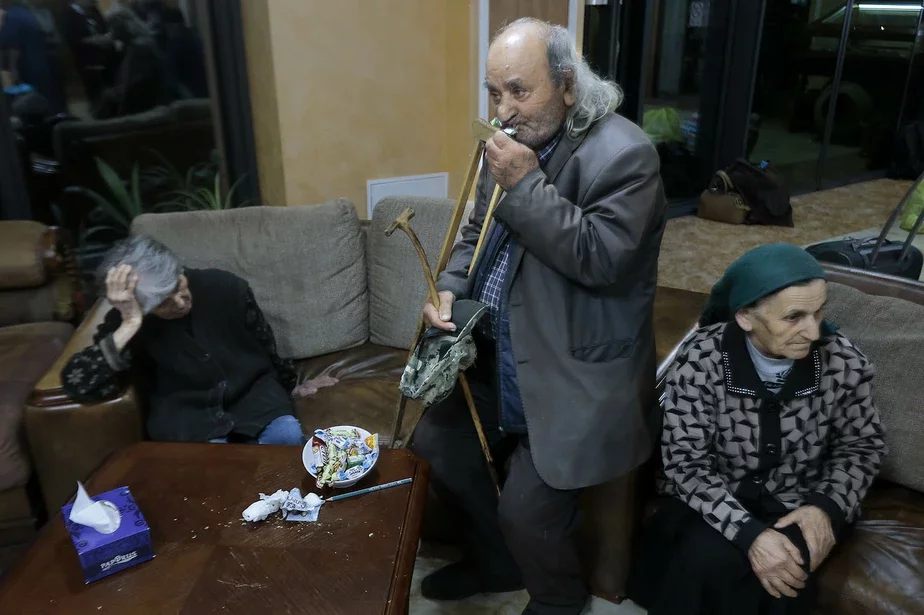 Бежавший из Нагорного Карабаха этнический армянин ожидает временного заселения в гостиницу в Горисе (Сюникская область Армении). Фото: Vasily Krestyaninov / AP