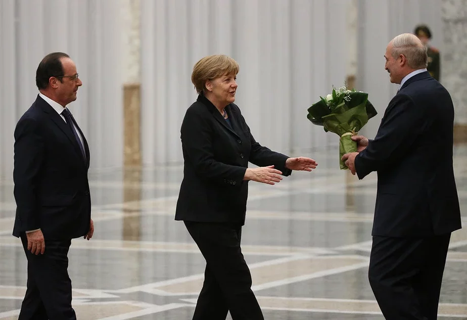 Нет того, что раньше было. Лукашенко дарит цветы канцлеру Германии Ангеле Меркель во время мирных переговоров по Украине, прошедших в Минске 11 февраля 2015 года. Слева — президент Франции Франсуа Олланд. Фото: Sasha Mordovets / Getty Images