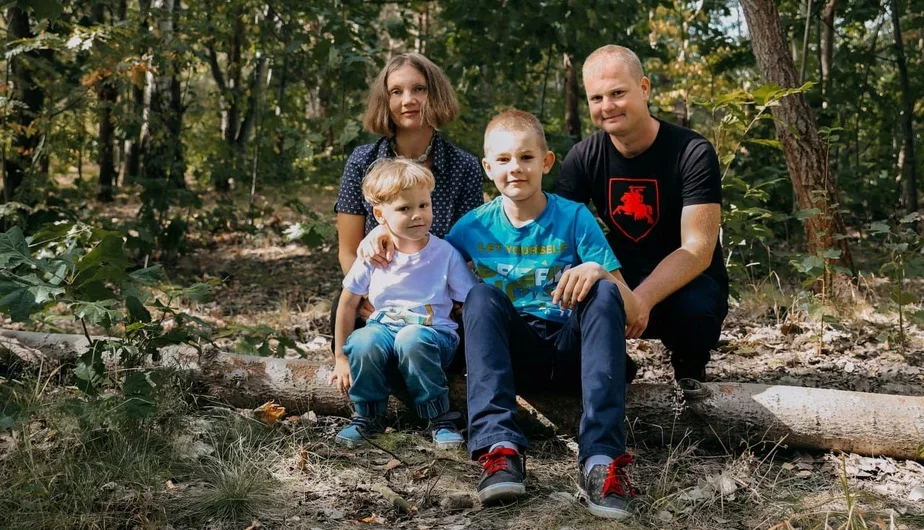 Полина Шарендо-Панасюк с мужем и детьми